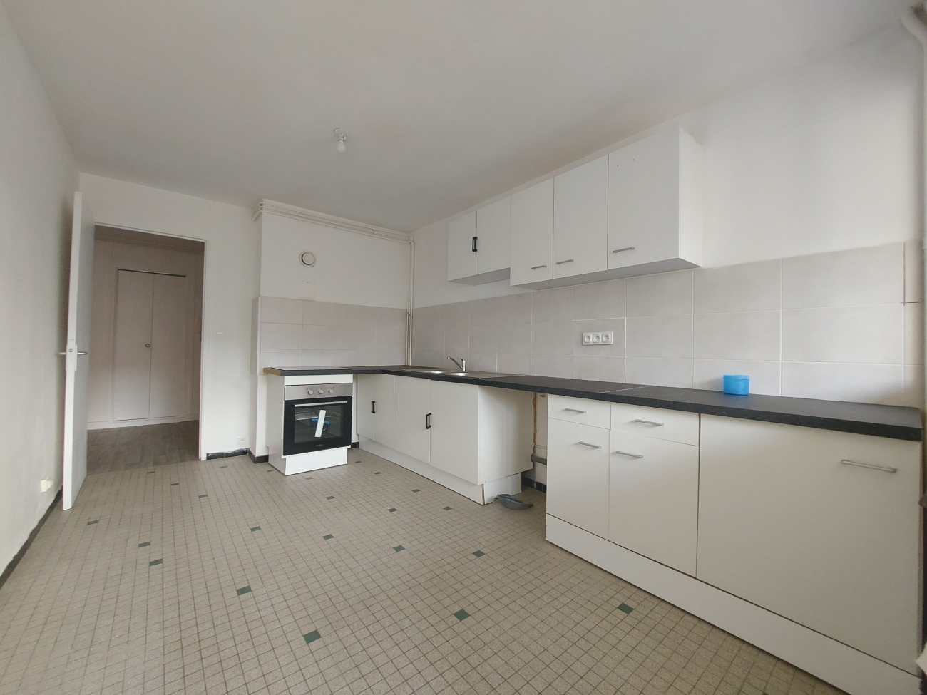 APPARTEMENT DEUX CHAMBRES AVEC ASCENSEUR ET PARKING