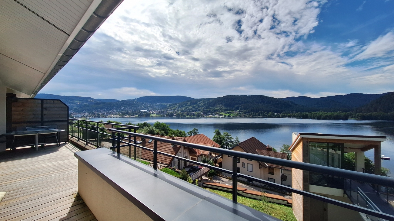RÉCENT TYPE 3 MEUBLÉ AVEC TERRASSE VUE PANORAMIC LAC, GARAGE
