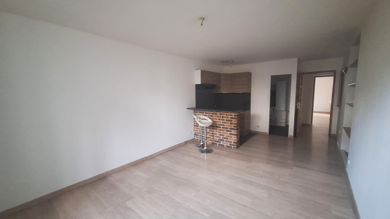 APPARTEMENT F2, MARCHÉ COUVERT
